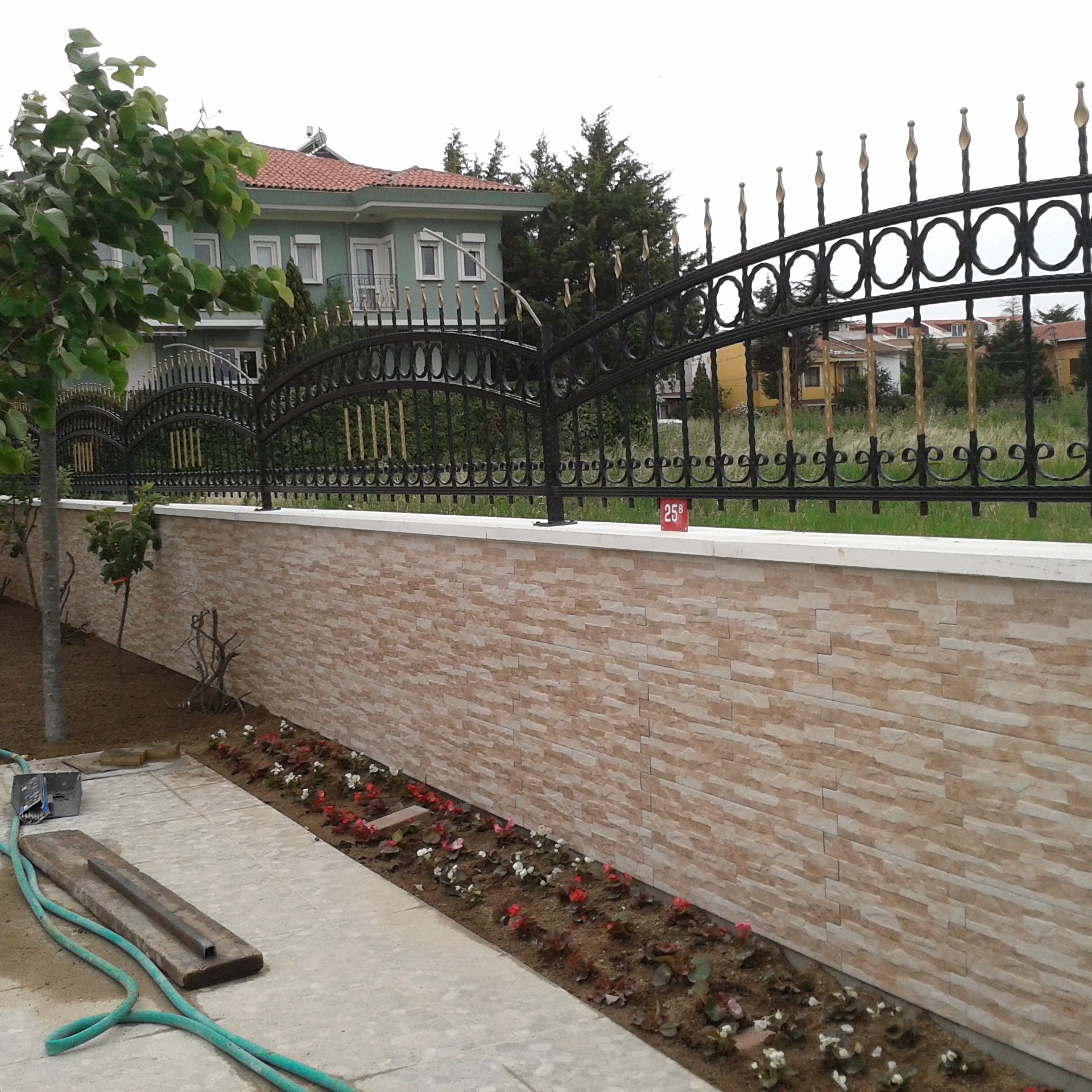Ferforje Bahçe Kapısı ve Duvar Üstü